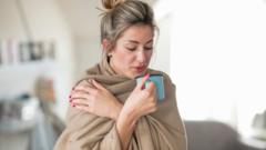 Женщина, завернутая в одеяло