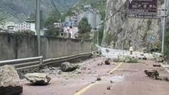 山石掉落在四川省甘孜州泸定县冷碛镇附近的道路上