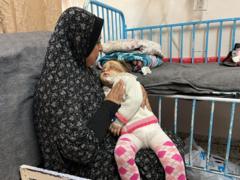 انتشلت منى من تحت الركام بعد قصف استهدف منزلاً مجاوراً لمنزل عائلتها