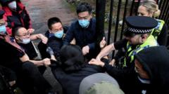 ဆန္ဒပြသူတချို့ ကောင်စစ်ဝန်ချုပ်ရုံးထဲ အတင်းဆွဲသွင်း ခေါ်သွားခံရပြီးရိုက်နှက်ခံရ 