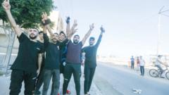 فلسطينيون يحتفلون.