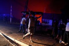 Un par de residentes siendo evacuados de sus hogares