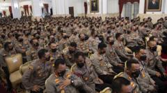 Para pejabat Kepolisian Negara Republik Indonesia (Polri) menunggu kedatangan Presiden Joko Widodo di Istana Negara, Jakarta, Jumat (14/10/2022).