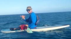 Keith Davis em uma canoa no mar