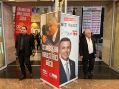 Kongredeki Çelik ve Cabpolat afişleri