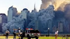 Colapso da primeira das Torres Gêmeas visto de longe, em 11 de setembro de 2001; atentado completa 20 anos