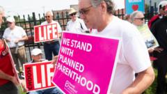 US Judge Blocks Missouri Eight-week Abortion Ban - BBC News