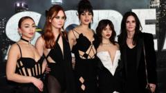 Soldan sağa: Devyn Nekoda, Liana Liberato, Barrera, Jenna Ortega ve Courteney Cox Mart ayındaki Scream 6 galasında