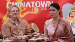 'Musik Sunda buat saya merinding', cerita Kang Simon, 'figur orang Sunda' di Inggris yang kemahirannya 'buat malu orang Jawa Barat sendiri'