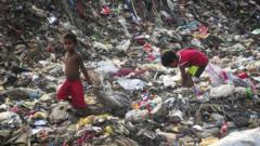 ﻿Bangladeş'te çocuklar düşük ücret karşılığı çöplüklerde yeniden kullanılabilir malzemeler arıyor