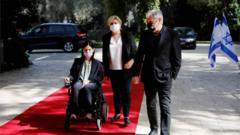 카린 엘하라 장관이 휠체어를 타고 회의장 입장을 시도하고 있다