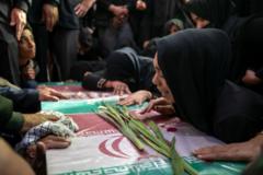 イランのカセム・ソレイマニ司令官の命日に、人々は自爆攻撃犠牲者の棺を悼みます。