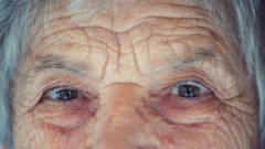 Foto aproximada da região dos olhos de uma idosa