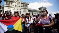 Protesta frente al congreso de guatemala el día de la juramentación de bernardo arévalo