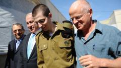 Ehud Olmert, Benjamín Netanyahu, Gilad Shalit y Naom Shalit.