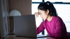疲惫的女员工在电脑前揉眼睛