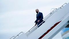 美国总统拜登乘搭空军一号专机抵达英国苏格兰的爱丁堡机场参加在格拉斯哥的气候峰会。