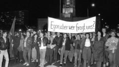 Menschen protestieren am 24. Oktober 1989 gegen Egon Krenz