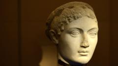 A cabeça de uma estátua representando Cleópatra (69 a.C-30 a.C)