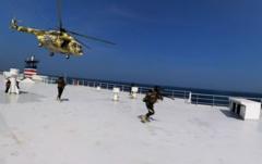 Imágenes de los rebeldes hutiés atacando un barco carguero