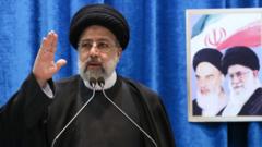 Raisi junto a un cuadro de los ayatolas Jomeini y Jamenei.