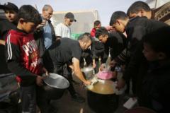 نازحىون فلسطينيون، يعيشون في مخيم في مدينة دير البلح، ويعانون من محدودية الموارد والظروف الصعبة