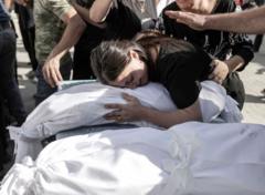 Una mujer llora la muerte de un niño.