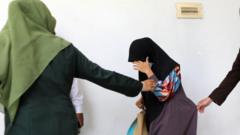 Halihazırda şeriat yasaları uygulayan Aceh bölgesinde bir kadın, evlilik dışı seks yaptığı için sopayla dövülme cezasını çarptırılmıştı