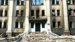 Фотографија уништене зграде позоришта у Маријупољу
