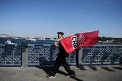 Galata Köprüsü'ndeki bir CHP destekçisi