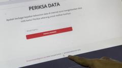 Seorang karyawan menunjukkan jumlah kebocoran data di internet melalui situs web www.periksadata.com di Jakarta, Senin (5/9/2022).