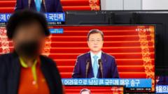 11일 오전 서울 용산구 용산전자상가에서 문재인 대통령의 2021년 신년사 발표 생방송이 중계되고 있다