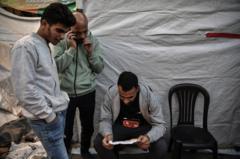 Han Yunus'taki Filistlinliler, İsrail birliklerinin attığı uyarı broşürlerini okuyor