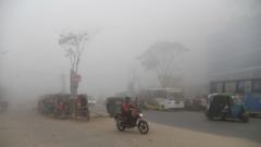কুয়াশার চাদরে ঢাকা রাজধানী