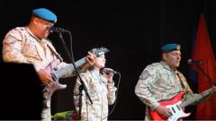konser veren askerler
