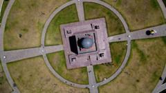 El monumento del centro del mundo en Ecuador desde el aire