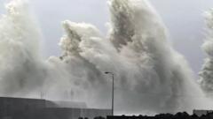 ဂျပန်နိုင်ငံအနောက်ပိုင်း ကိုချီဆိပ်ကမ်းမြို့မှာ ကြီးမားတဲ့  လှိုင်းလုံးကြီးတွေကို တွေ့ရစဥ်  