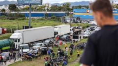 Apoiadores do presidente Jair Bolsonaro, principalmente caminhoneiros, bloqueiam a rodovia BR-101 em Palhoça, na região metropolitana de Florianópolis, Santa Catarina, Brasil, em 31 de outubro de 202
