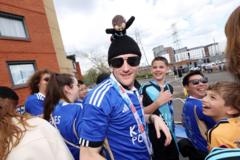 Jamie Vardy wears knitted tribute at trophy parade