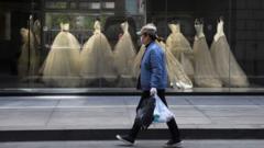 Una mujer camina frente a una tienda de vestidos de novia