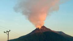 Erupsi Gunung Lewotobi Laki-laki membuat ribuan orang mengungsi, bandara ditutup dan sekolah diliburkan - 'Abu belerang banyak, gemuruh kuat, kami takut gunung meledak'