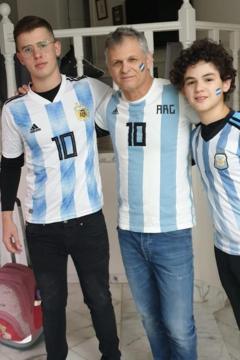 Ron Sherman, su padre y un hermano.