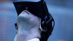 Homem usa óculos de realidade virtual