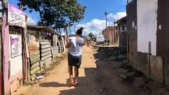 Suzane de Oliveira andando na comunidade