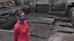 Arkeolog Ximena Castro ortaya çıkarılan sunağın önünde görülüyor