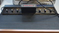 Konsol Atari 2600 dengan kartrij gim Space Invaders.