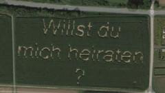 A screenshot from Google Maps shows the words "Willst du mich heiraten?" ("Do you want to marry me?") spelled out in a field of corn