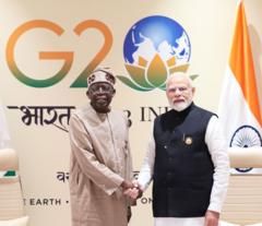 জি-২০ সম্মেলনে প্রধানমন্ত্রী নরেন্দ্র মোদীর সঙ্গে নাইজেরিয়ার প্রেসিডেন্ট বোলা আহমেদ টিনুবু।