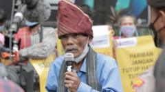 Sorbatua Siallagan, kakek yang diduga dikriminalisasi karena 'menduduki' hutan konsesi Toba Pulp Lestari - 'Itu tanah nenek moyang kami'