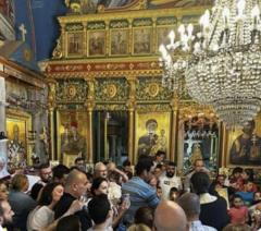 تداولت صور على وسائل التواصل الاجتماعي مشاهد لتعميد جماعي للأطفال الذين لم يُعَمَّدوا بعد في قطاع غزة